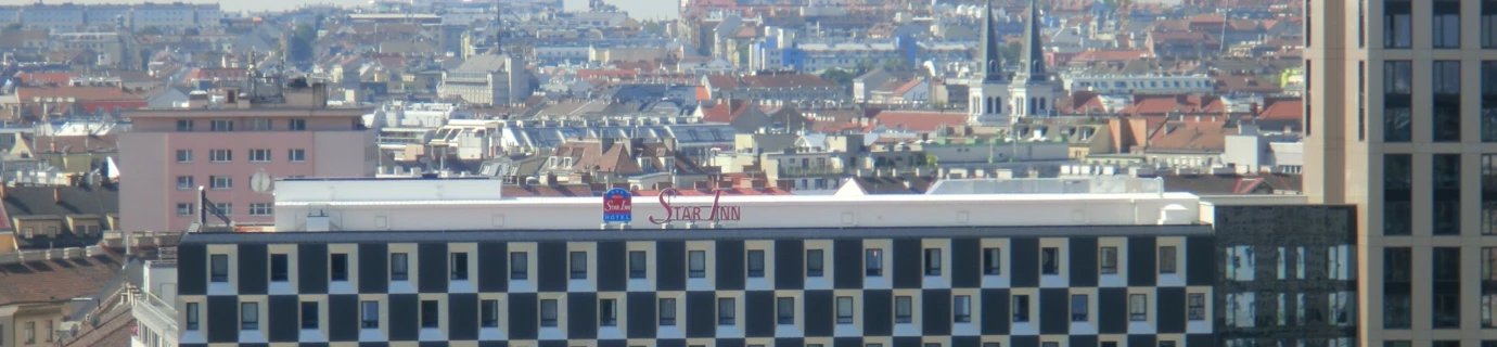 Ausschnitt des Star Inn Hotel Premium Wien Hauptbahnhof mit einem Schachbrettmuster aus Fenstern bei Tag