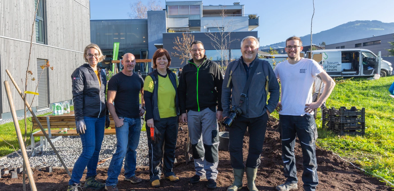 Katharina Fuchs, Stefan Mittersteiner und Andrea Moosbrugger von Rhomberg Bau waren gemeinsam mit Grundstücksbesitzer und Sponsor Stefan Raggl, Naturfotograf Conrad Amber und Martin Rohner von WoodRocks Bau im Einsatz für den Klimaschutz.