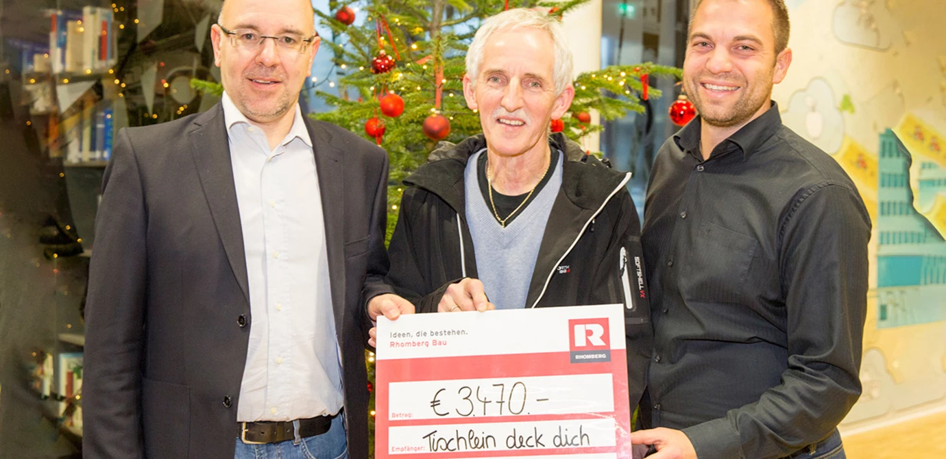 Jürgen Jussel und Sebastian Häckl freuen sich mit „Tischlein deck‘ dich“-Obmann Elmar Stüttler