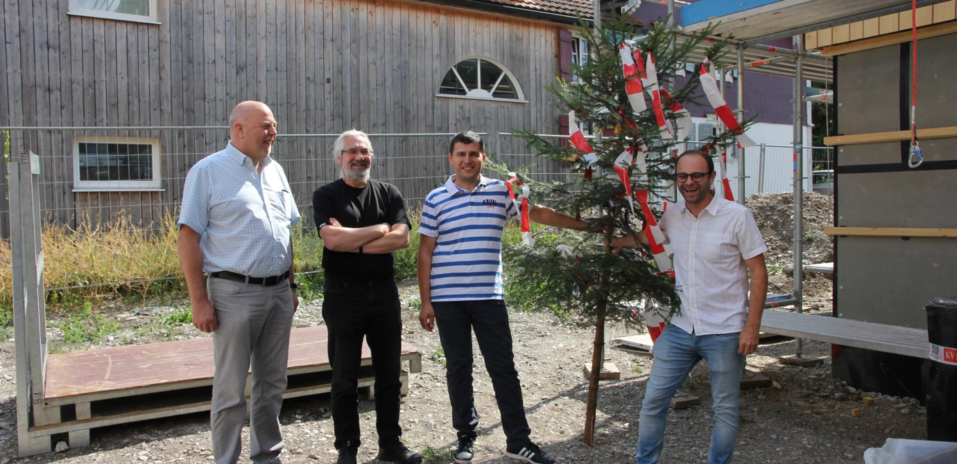 Gruppenbild mit Firstbaum: Bürgermeister Thomas Pinter, Architekt Martin Rümmele, Bauleiter Mitar Simikic und Prokurist Jürgen Loacker von der Wohnbauselbsthilfe feierten die Dachgleiche ihres Wohnbauprojekts in der Herrengasse.