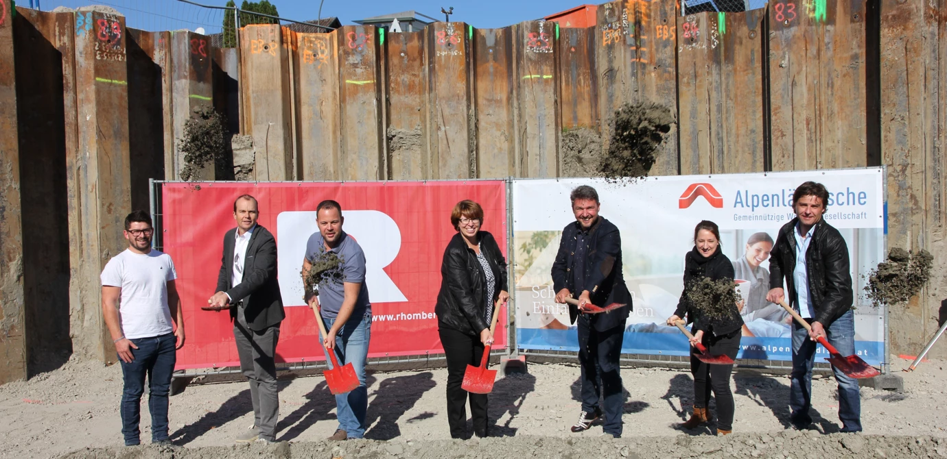 Hoheitlicher Spatenstich bei kaiserlichem Wetter: (v.l.n.r.) Bernhard Fink und Christian Jauk (beide Rhomberg Bau), Markus Allgäuer und Alexandra Schalegg von Bauherr Alpenländische Heimstätte, Bürgermeister Dr. Kurt Fischer, Daniela Fetz und Dieter Vetter von Dieter Vetter Architekten.