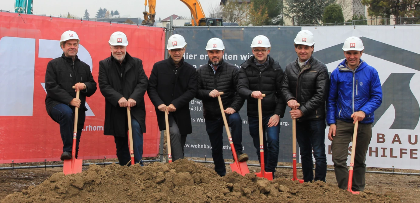 Schaffen gemeinsam neuen, leistbaren Wohnraum in der Feldkircher Heldenstraße (v. l. n. r.): Erich Mayer (WSH), Josef Mähr (Ortsvorsteher Feldkirch Altenstadt), Thomas Schöpf (WSH), Harald Hutter (Rhomberg Bau), Daniel Chronst (Architekt), Dieter Vetter (Architekt), Josef Jenny (WSH).