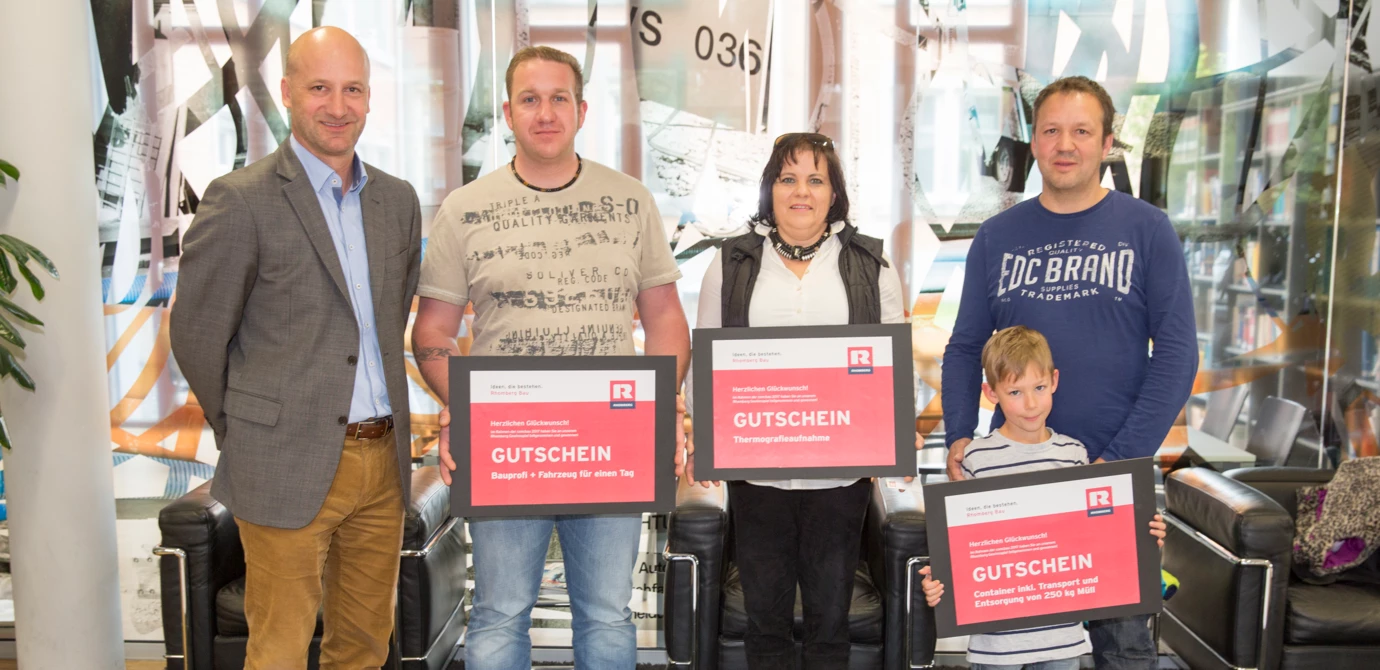 v.l.n.r.: Geschäftsführer Rupert Grienberger mit den „Glückspilzen“ Emanuel Köhlmeier, Petra Rauchegger und Harald Schuler mit Sohn.