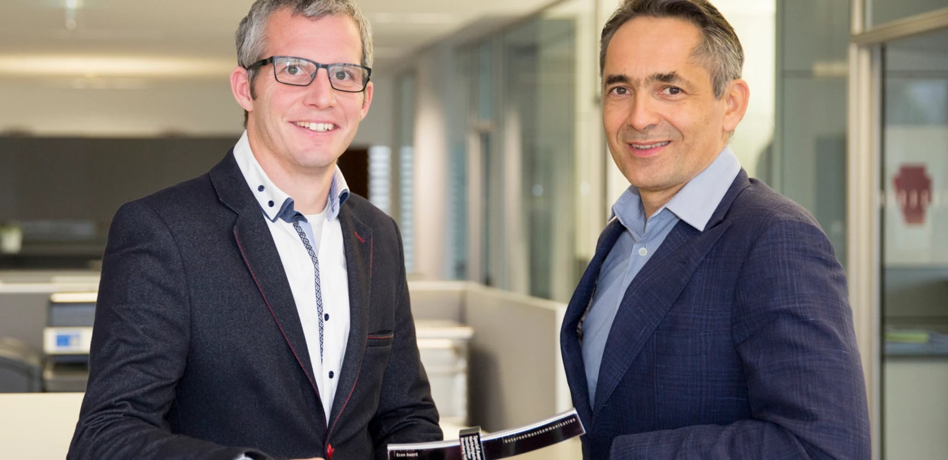 Hubert Rhomberg und Matthias Moosbrugger, Leiter Marketing und Kommunikation, von der Rhomberg Gruppe mit dem Econ-Award.