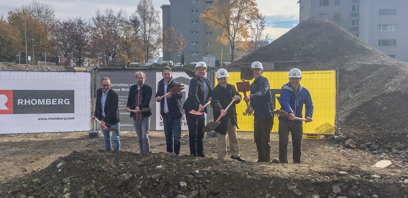 Hatten sichtlich Spaß bei der Einweihung der Baustelle in Hard: Jürgen Loacker (WSH), Stefan Gruber (Architekt KGM), Alexander Stuchly (GF i+R), Harald Köhlmeier (BM Hard), Erich Mayer (GF WSH), Summer Martin (GF Rhomberg Bau) und Josef Jenny (WSH) (v. l. n. r.).