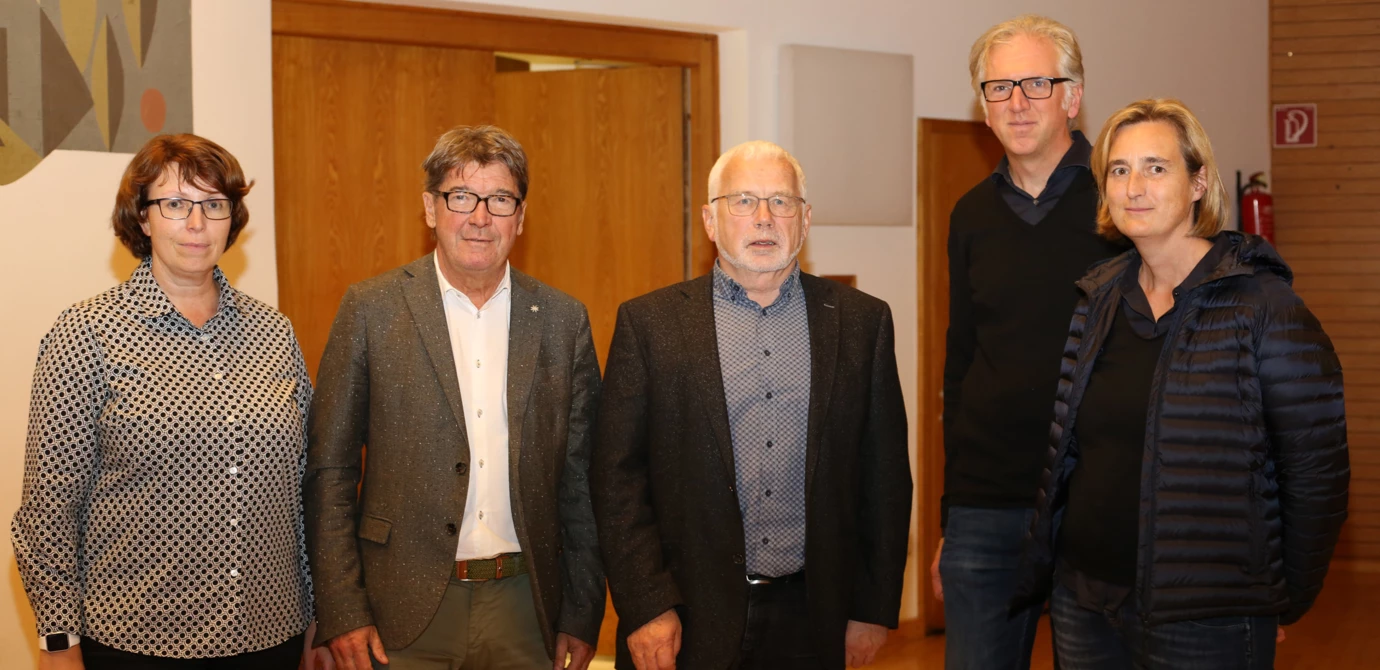 Freuten sich mit den neuen Mietern (v. l. n. r.): Alexandra Schalegg und Ing. Wilhelm Muzyczyn von der Alpenländischen, Bürgermeister Ing. Dietmar Summer sowie die Architekten Reinhard und Eveline Drexel.
Bild: DERFRITZ Grafik und Fotografie e.U. // derfritz.at