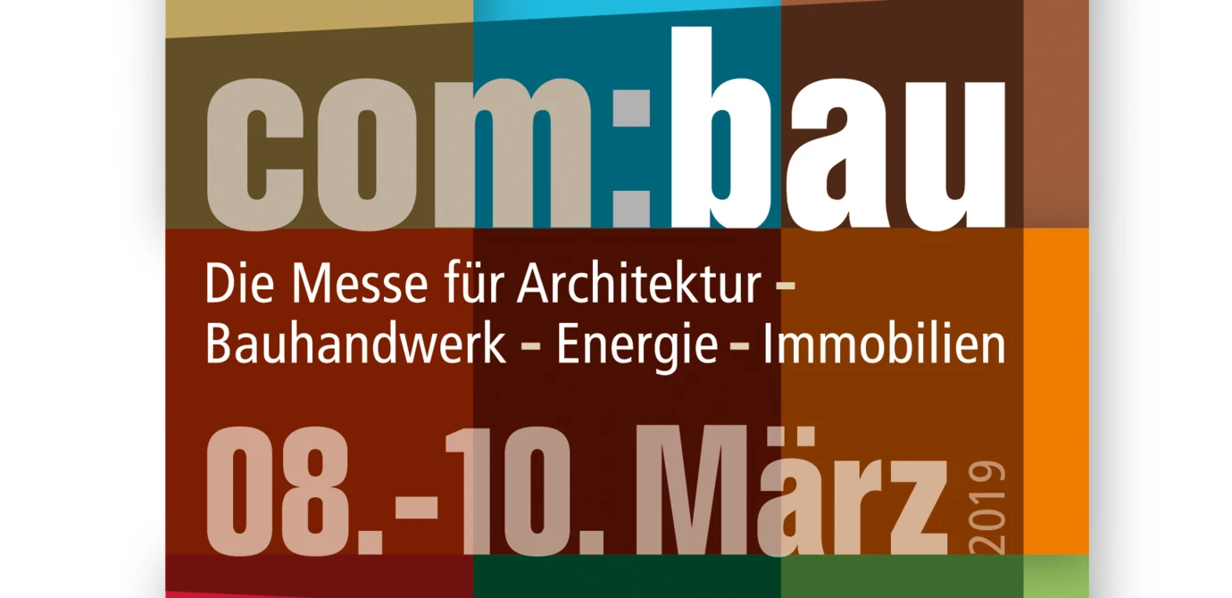 Logo 'com:bau' mit Text 'Die Messe für Architektur - Bauhandwerk - Energie - Immobilien' und Datum '08.-10. März 2019' auf farbigem Hintergrund.