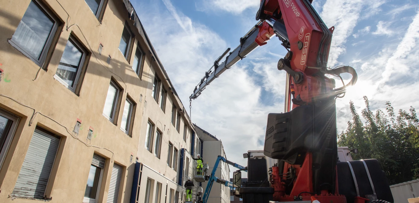 Vorher – Nachher: Mit Hilfe industriell vorgefertigter Fassadenelemente können Bestandsgebäude effizient thermisch saniert werden.