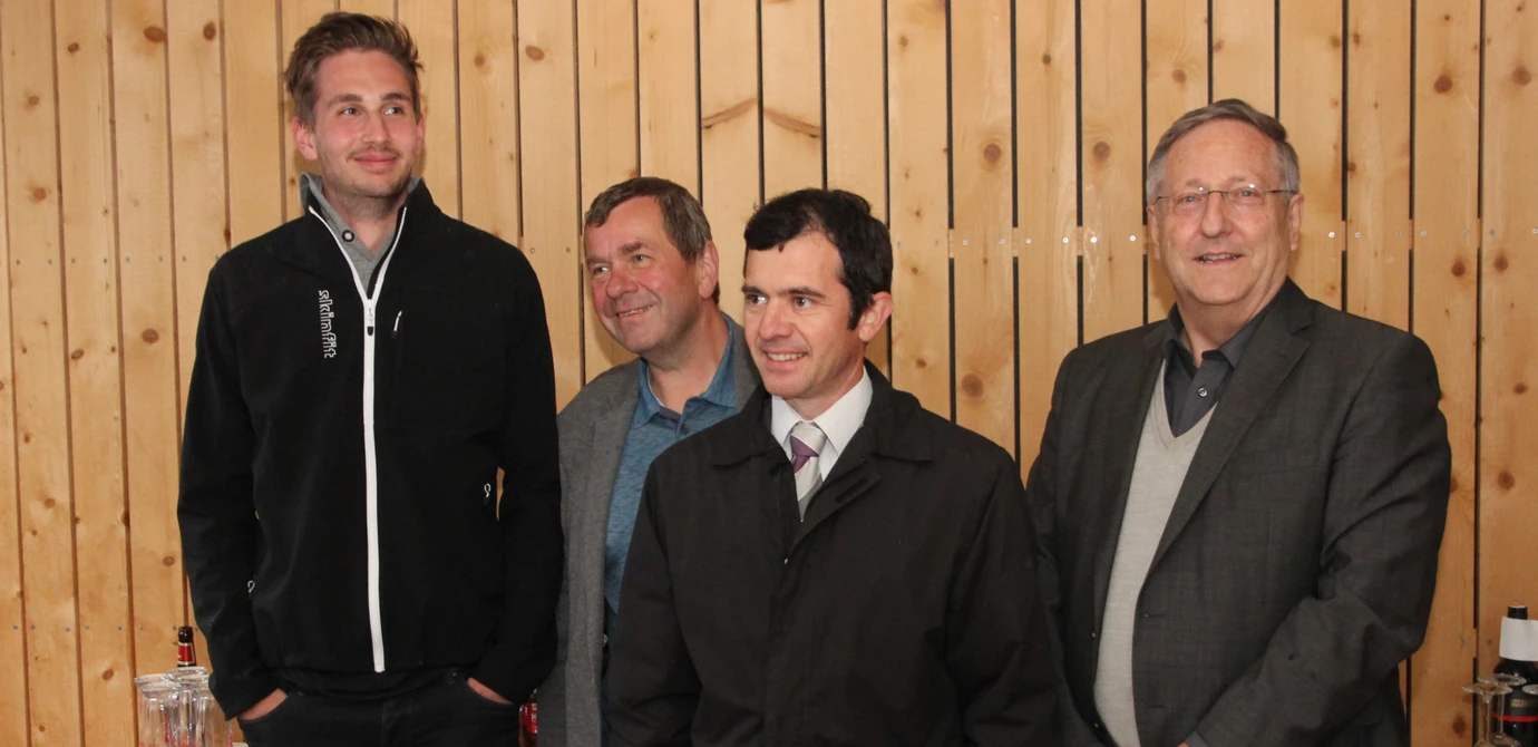 Freuten sich über ein gelungenes Fest - und ein gelungenes Projekt: Lukas Dobler, Bauleiter bei Rhomberg Bau, Erich Mayer, Geschäftsführer der Wohnbauselbsthilfe, Bürgermeister Martin Summer und Pfarrer Wilfried M. Blum (v. l. n. r.).