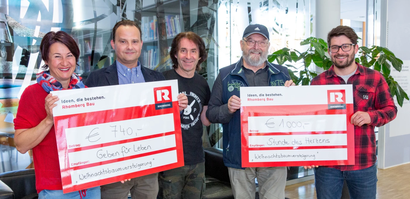 Feiern Ostern und das Fest der Nächstenliebe in einem Aufwasch: (v.l.n.r.: Susanne Marosch („Geben für Leben“), Gerhard Vonbank (Geschäftsleitung Rhomberg Bau), Joe Fritsche und Dieter Reimers
(„Stunde des Herzens“) und Bernhard Fink (Geschäftsfeld GU-Wohnbau)