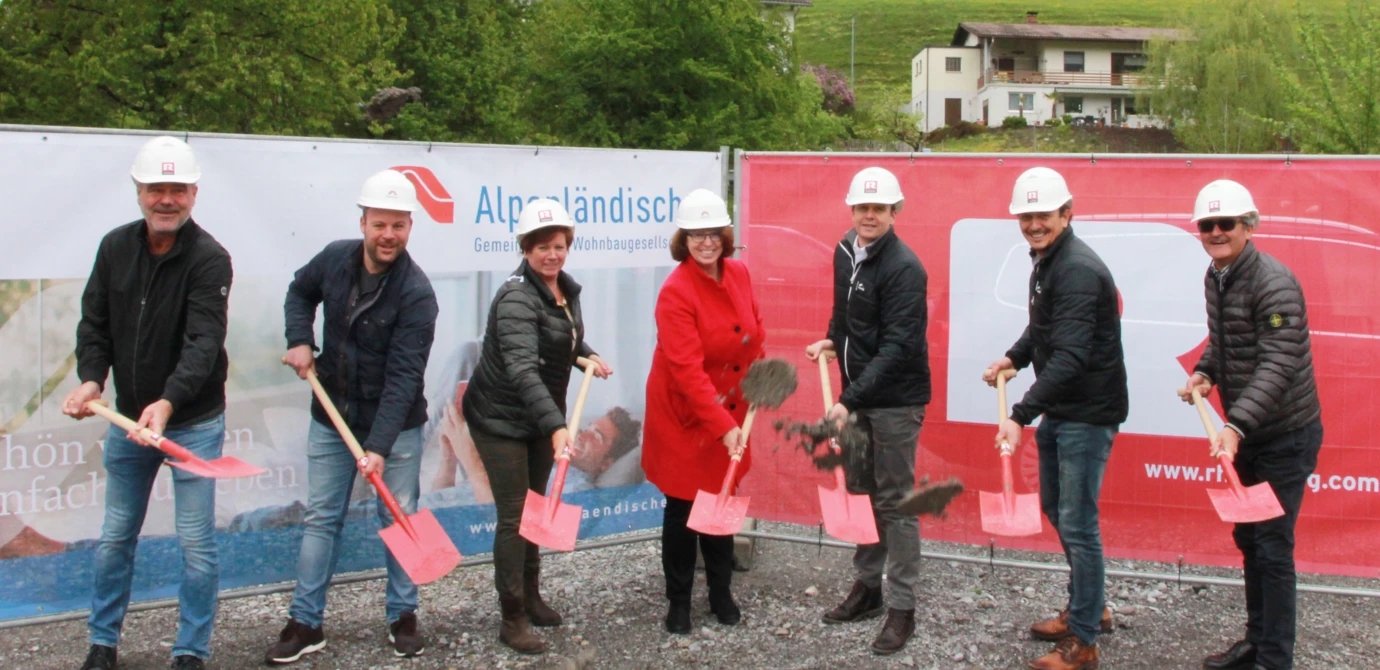 Tatkräftig beim Spatenstich (v.l.n.r.): Michael Wäger (Amtsleiter Gemeinde Schlins), Markus Allgäuer (AH), Bürgermeisterin Gabriele Mähr, AH Prokuristin Schalegg Alexandra, Christian Jauk, Martin Kohler, Architekt DI Gross Dieter.