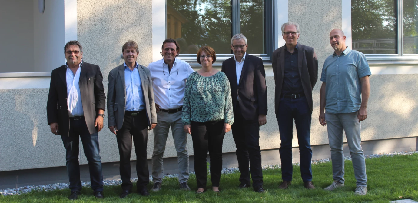 Erwarten die neuen Mieter (v. l. n. r.): Gemeinderat Erich Gisinger, Bürgermeister Fritz Maierhofer, Vizebürgermeister Gerd Hölzl (alle Gemeinde Koblach), AH Prokuristin Alexandra Schalegg, Landesstatthalter Mag. Karlheinz Rüdisser, Architekt DI Reinhard Drexel und Rhomberg Bau Projektleiter DI Bernd Raica.