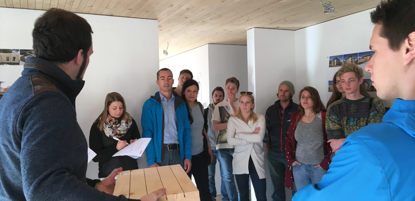 Exkursion durch die Wohnanlage Blattur in Götzis: Alexander Hilbe infomiert die Studierenden der FH-Salzburg.