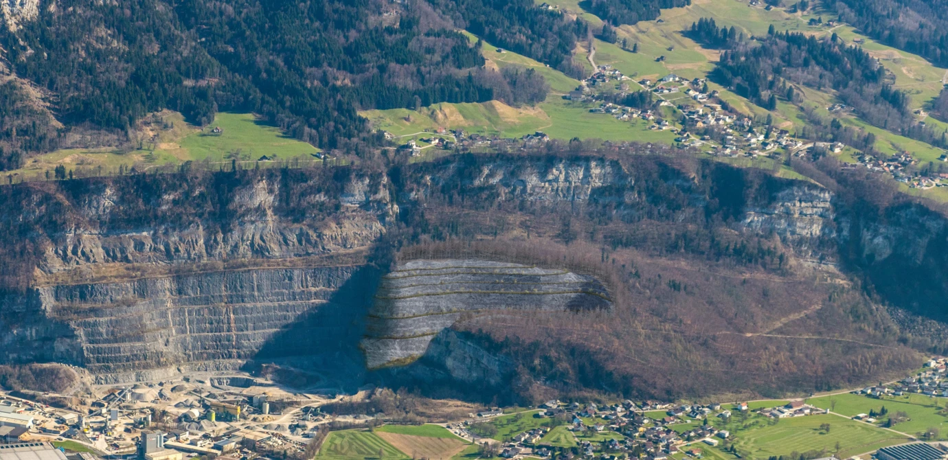 Visualisierung des von Rhomberg eingereichten Projekts am Steinbruch Unterklien, mit dem das Unternehmen seinen Beitrag zur Rohstoffsicherheit in Vorarlberg leisten will.