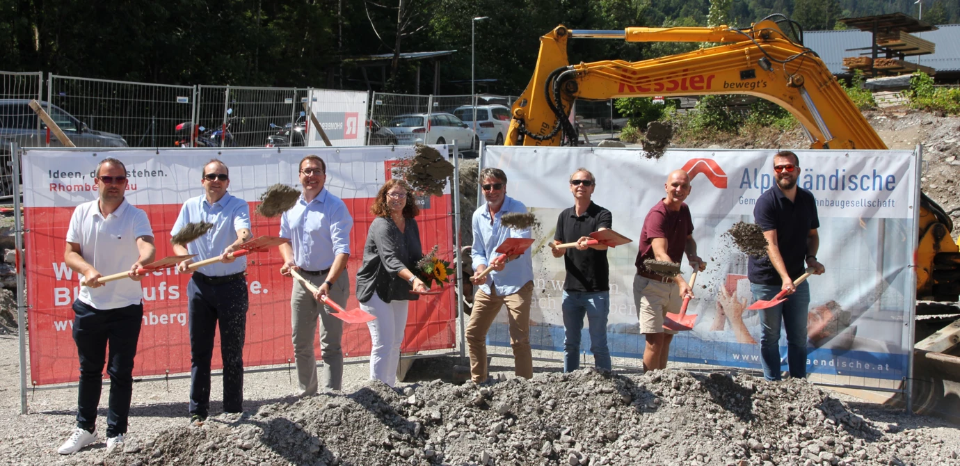 Läuteten gemeinsam den Baustart ein (v. l. n. r.): Markus Allgäuer (AH), Christian Jauk (Rhomberg Bau), Bürgermeister Florian Küng, Alexandra Schalegg (AH), die Architekten Wolfgang Schmieder und Gerd Fischer, Dietmar Schuchter (Bau KG) und Raphael Peter (Rhomberg Bau).