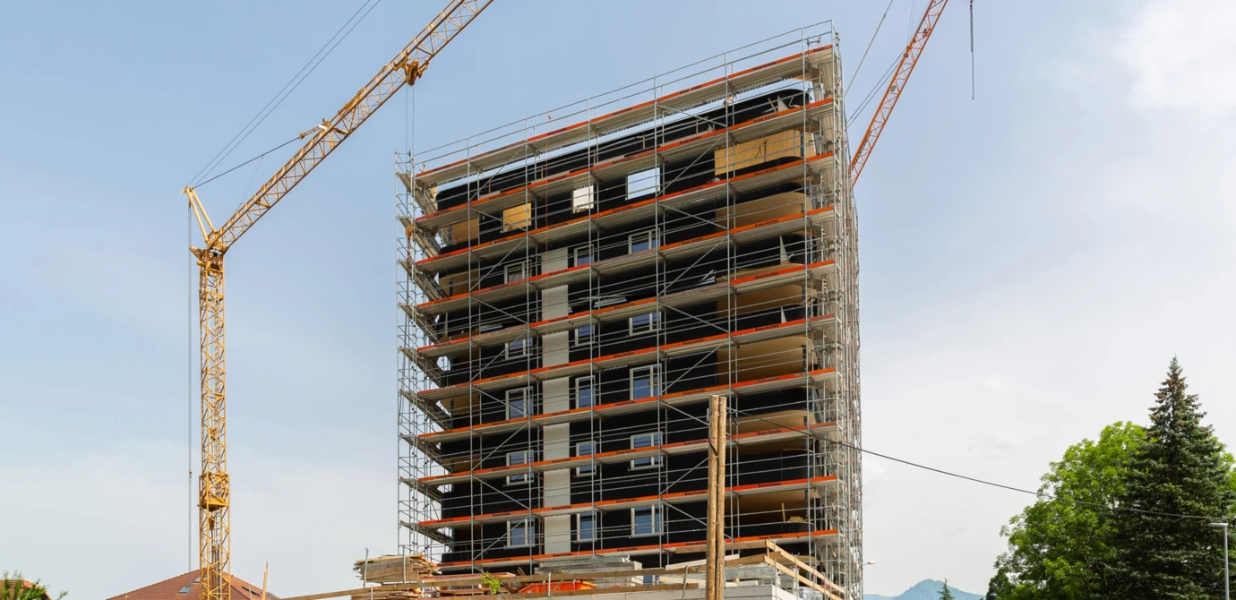 Höhepunkt erreicht: Das Errichten des kompletten, achtstöckigen Holzgebäudes im neuen Lustenauer „Rheindorf“ hat lediglich gut zwei Wochen gedauert.