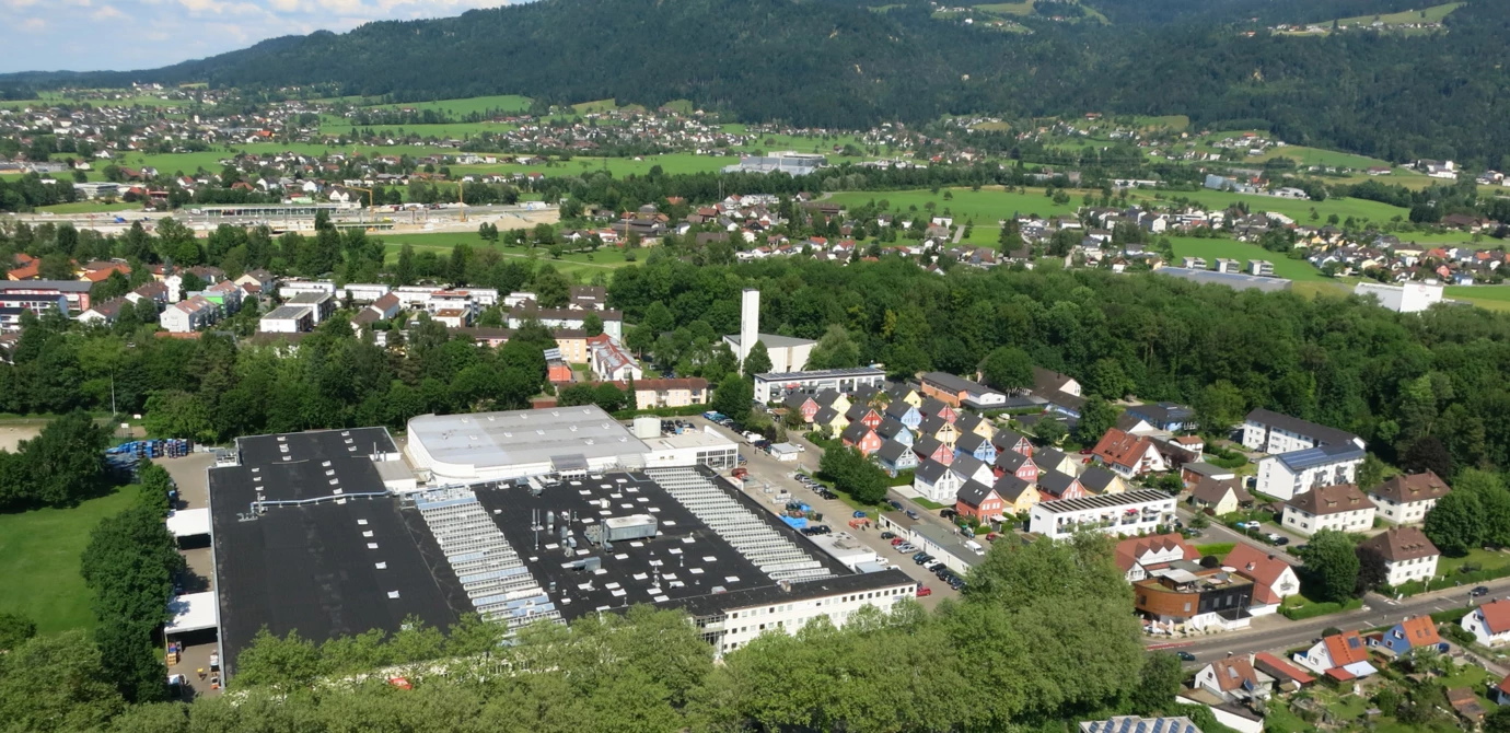 Das Kunert-Areal im Lindauer Stadtteil Zech: ein Grundstück, mit dem sich die Unternehmensphilosophie von Rhomberg Bau, bereits genutzte städtische Flächen nachzunutzen und zu entwickeln, bestens umsetzen lässt. Fotonachweis: www.luftaufnahmen.bayern
