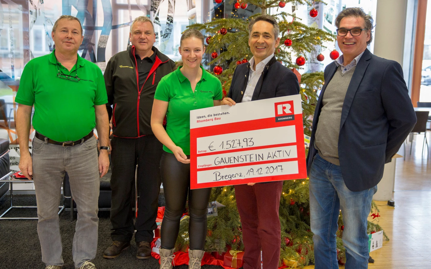 Weihnachtsengel Hubert Rhomberg (2. v. r.) und Helmut Salzgeber (r.) (beide Rhomberg Gruppe) übergaben ihre Spende an Erich Fritz, Artur Heim und Stefanie Burtscher (v. l. n. r.) von „Gauenstein Aktiv“.