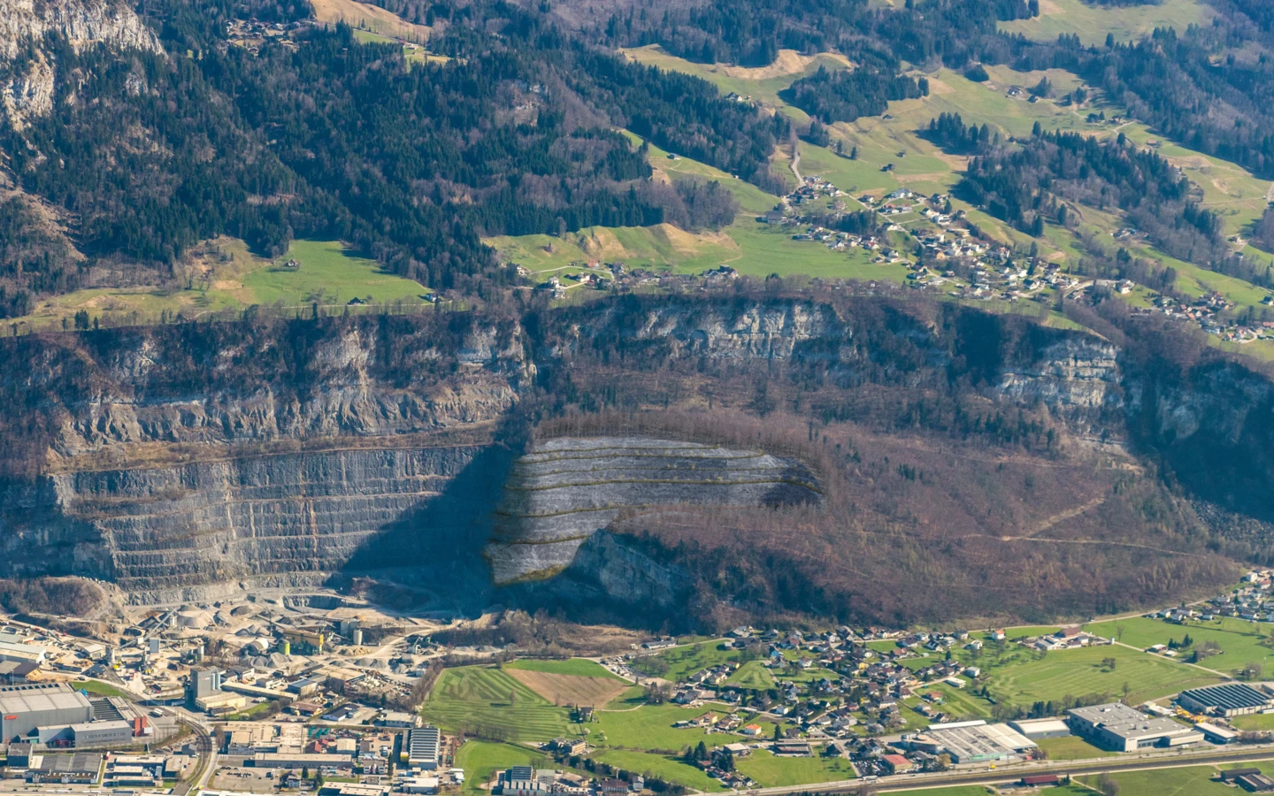 Visualisierung der sechsten und letzten Etappe: Mit dem Vorhaben hofft die Rhomberg Gruppe darauf, das Rheintal weiter mit Rohstoffen versorgen zu können. Auch Wasserbausteine für den Hochwasserschutz können hier gewonnen werden.