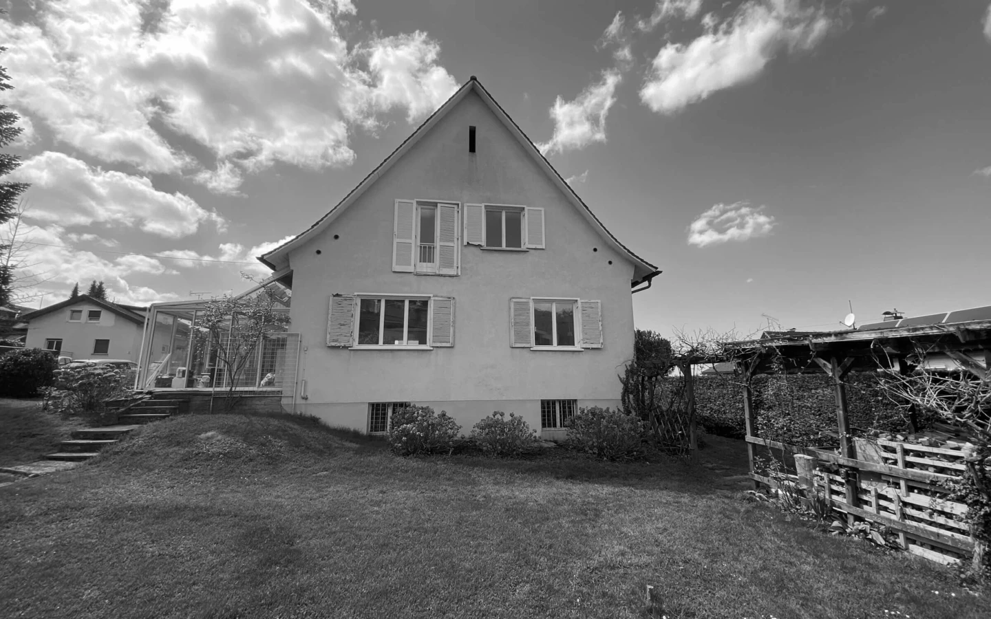 Einfamilienhaus in Dornbirn, Frontalansicht vor der Generalsanierung, Schwarz-Weiss-Fotografie