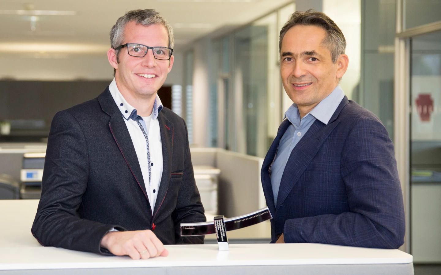 Hubert Rhomberg und Matthias Moosbrugger, Leiter Marketing und Kommunikation, von der Rhomberg Gruppe mit dem Econ-Award.