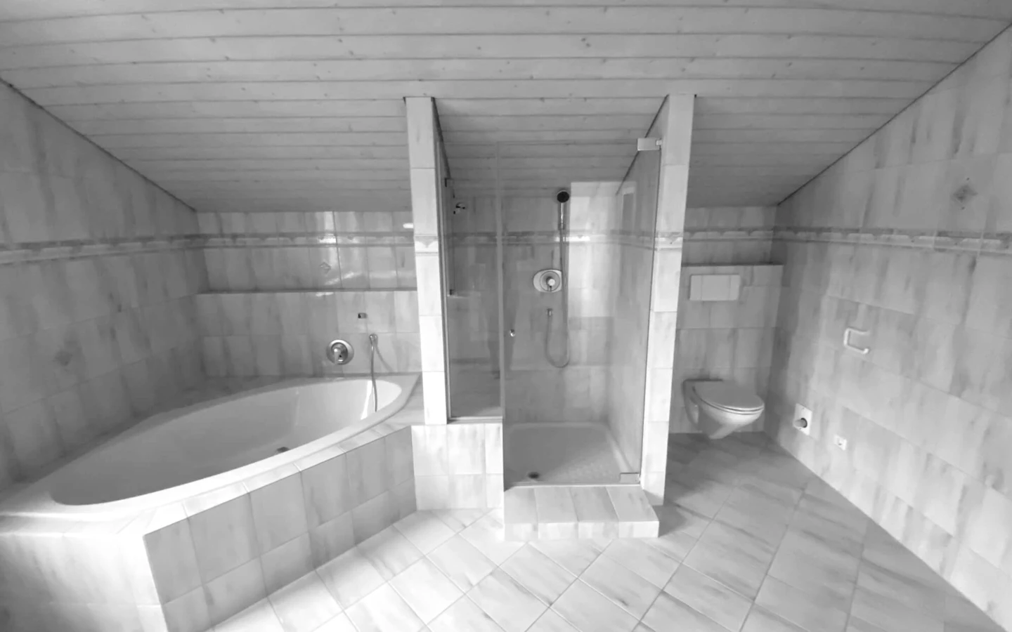 Badezimmer vor der Sanierung mit Badewanne, Dusche und Toilette in hellem Marmor-Look und Holzdecke (Generalsanierung, Bohle, Bad).