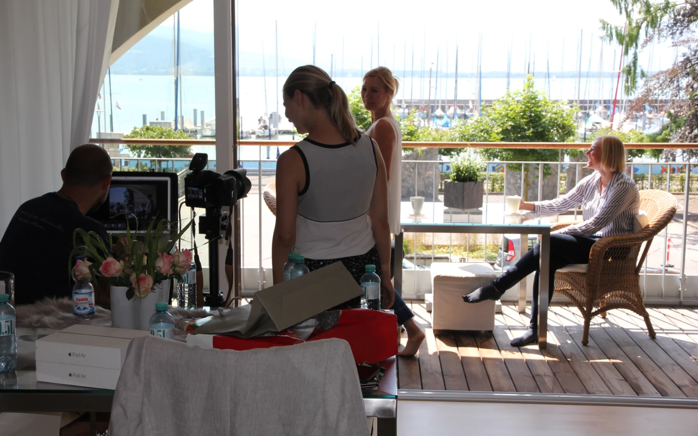 Ein Fotoshooting auf einer Terrasse mit Blick auf den Bodensee, mehrere Personen und Kameraausrüstung sichtbar.