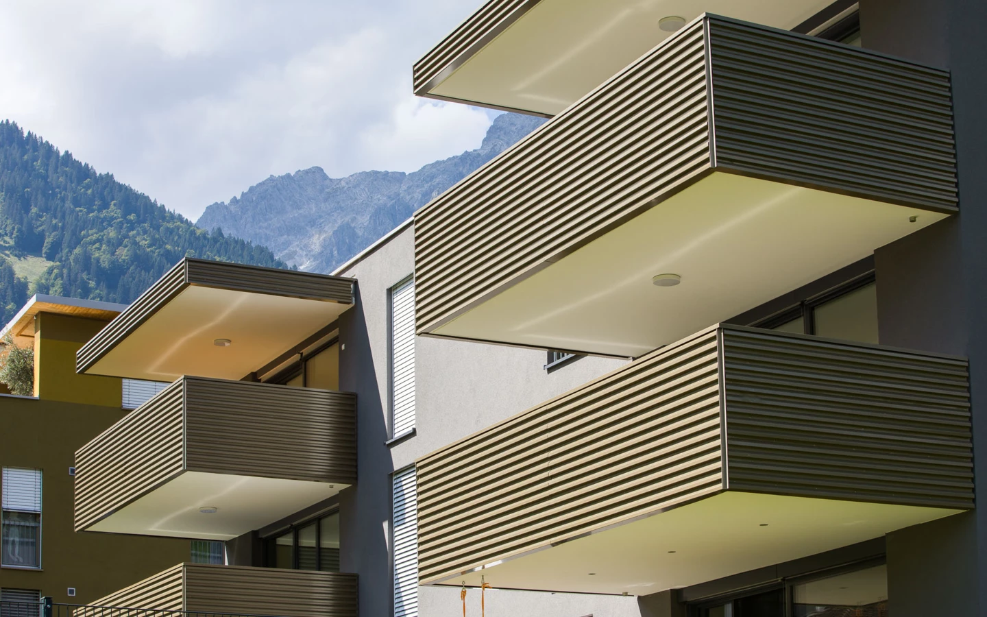 Moderne Wohnanlage in Vandans mit mehrstöckigen Balkonen und Bergblick bei Tag (Bahnhofstraße, Bahnhofsstrasse).