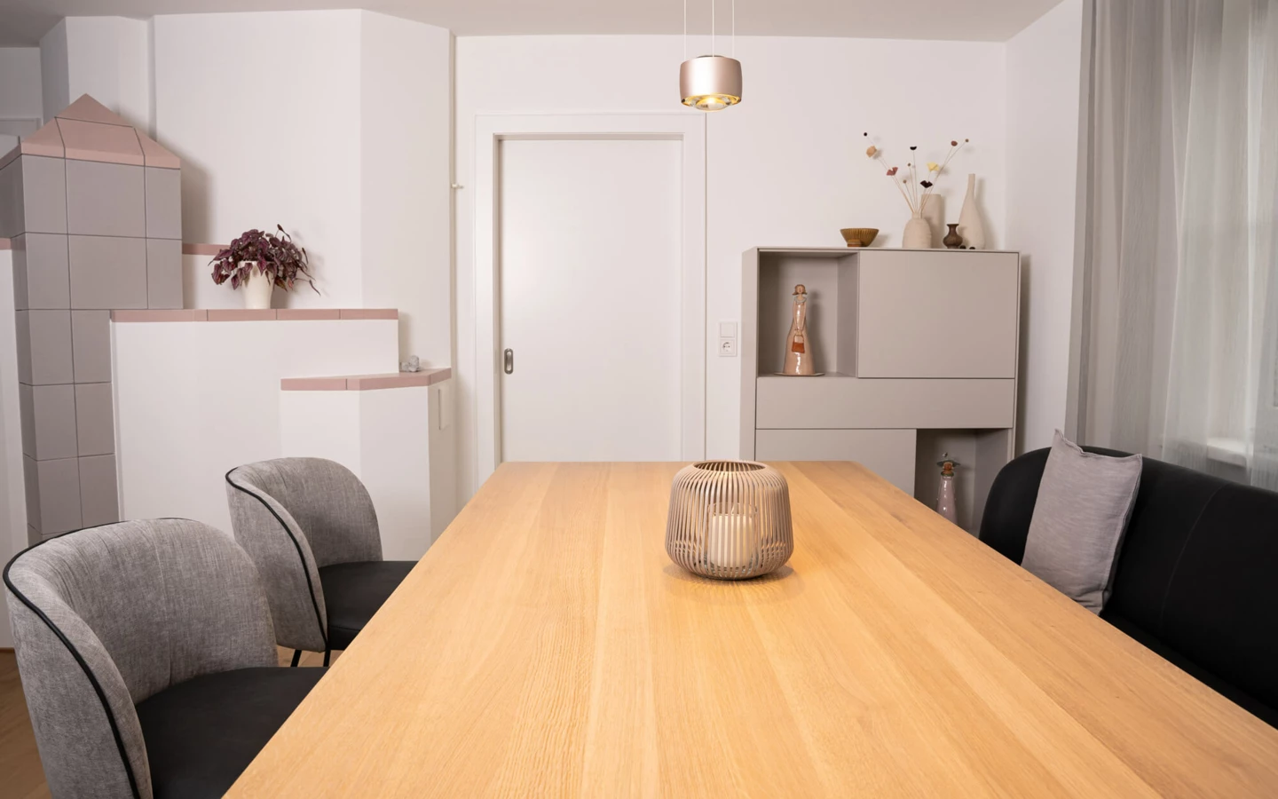 Modernes Esszimmer in einem generalsanierten Einfamilienhaus mit Holztisch, gemütlichen Stühlen und Sofa sowie stilvoller Dekoration (Generalsanierung, Bohle).