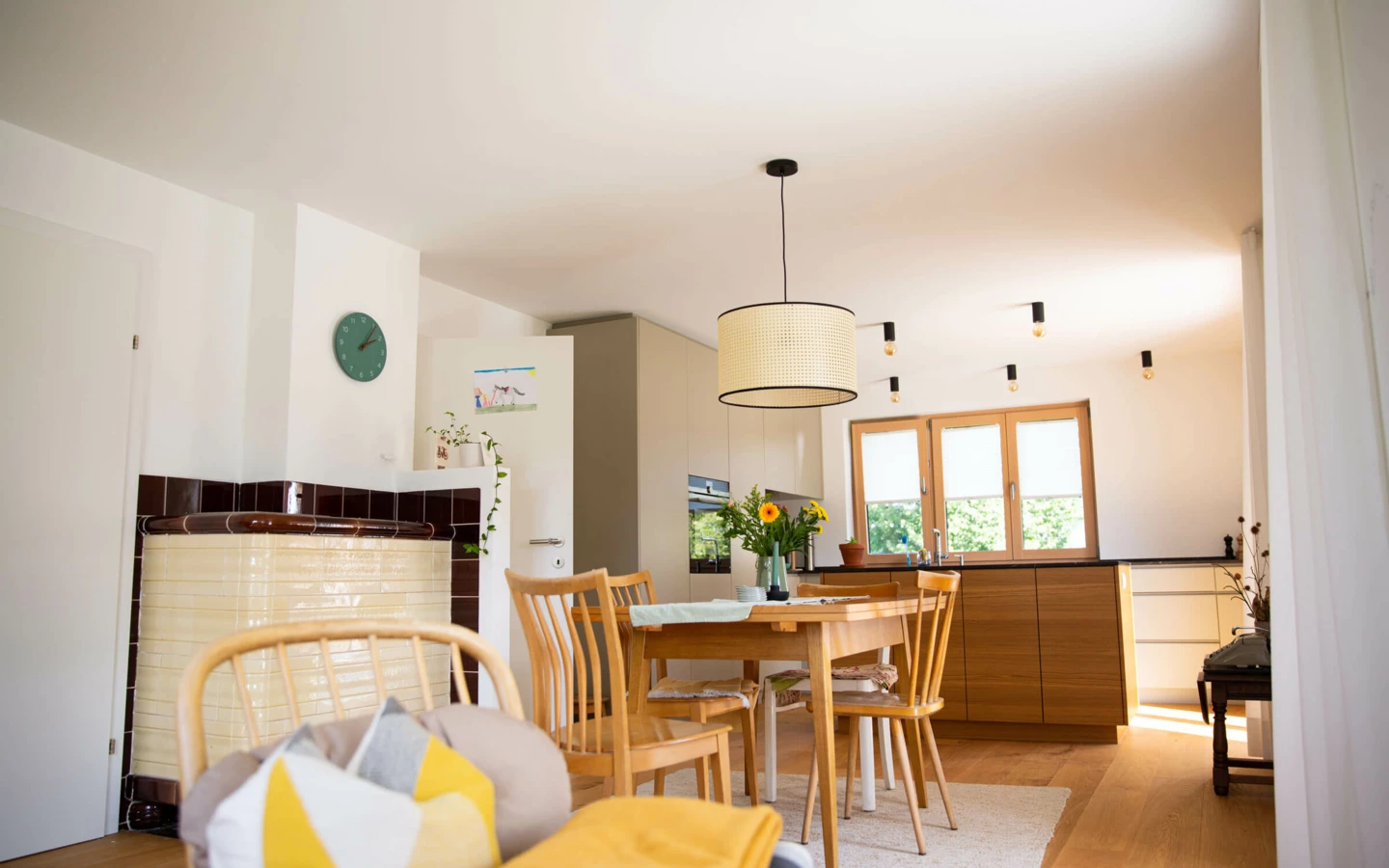 Helles kombiniertes Esszimmer und Küche in einem modernisierten Einfamilienhaus in Dornbirn (Generalsanierung).