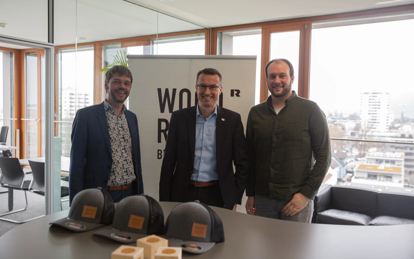 Schaffen zukünftig gemeinsam modernen Wohnbau, für die Menschen und zu fairen Preisen: Die beiden WoodRocks-Geschäftsführer Joachim Nägele (l.) und Alexander Hilbe (r.) mit Marcus Witzke, CEO Hoffnungsträger Stiftung, in ihrer Mitte.