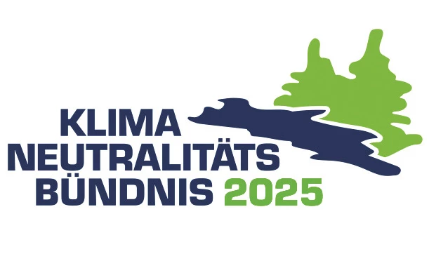 Logo des Klimaneutralitäts-Bündnis 2025 mit grünen und blauen Baum- und Flussdarstellungen.