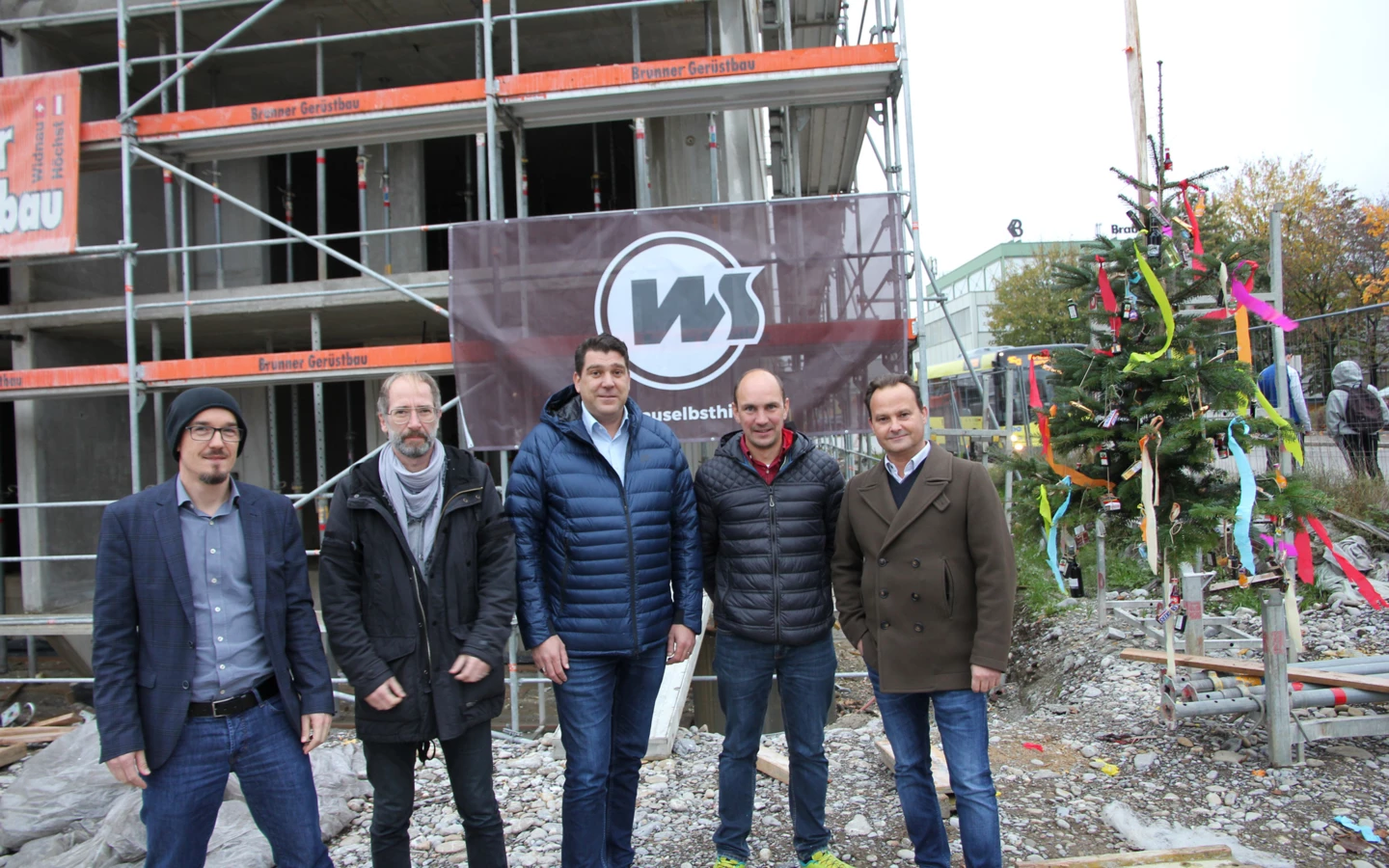 Schaffen gemeinsam attraktiven Wohnraum für Hard (v. l. n. r.): David Wuggenig (i+R Wohnbau), Architekt Stephan Michel, Bürgermeister Harald Köhlmeier, Josef Jenny (Wohnbauselbsthilfe) und Gerhard Vonbank (Rhomberg Bau)