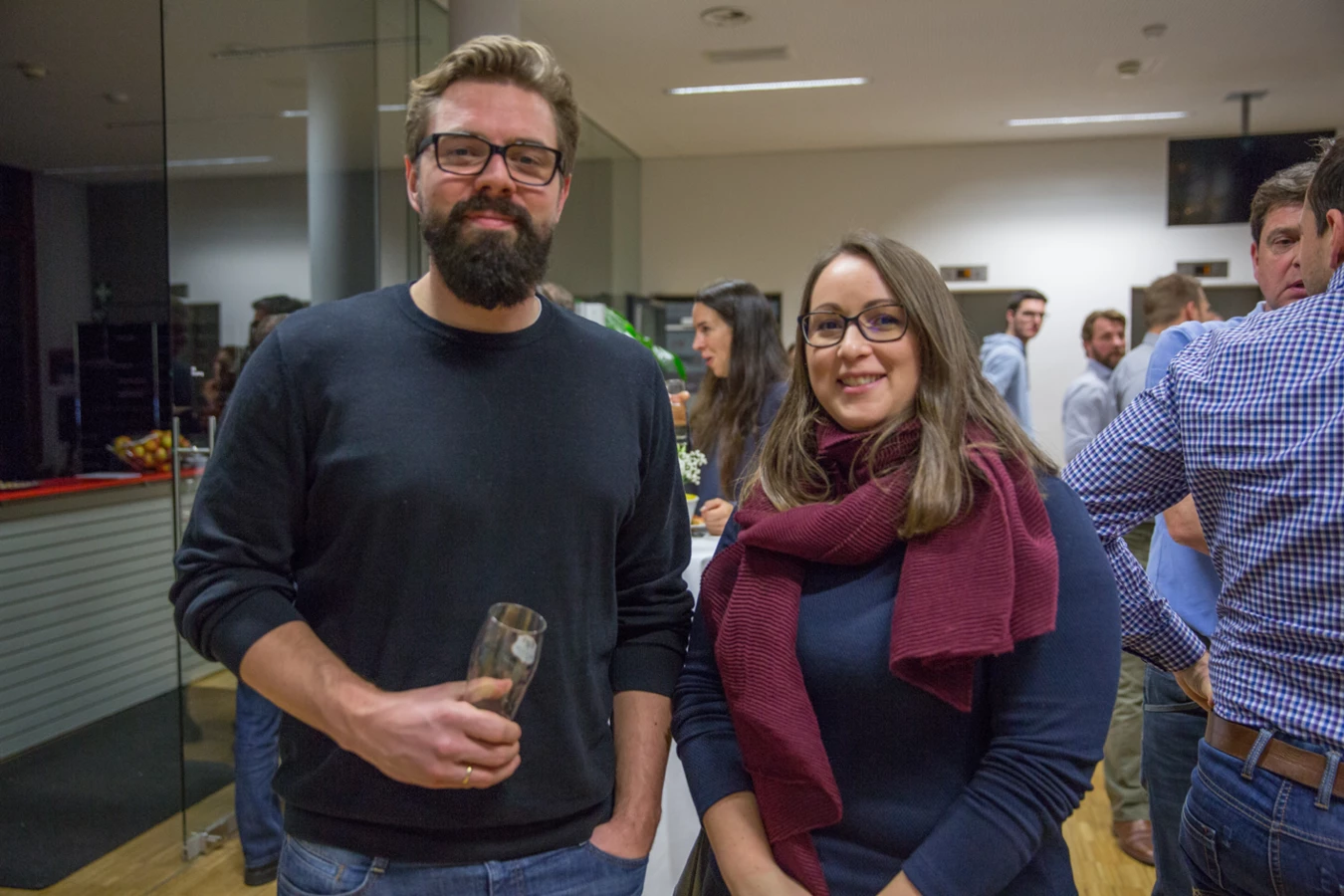 Ein bärtiger Mann mit Brille und ein Lächeln einer Frau mit Schal und Brille bei einer Feier (Hubert, Geburtstag).