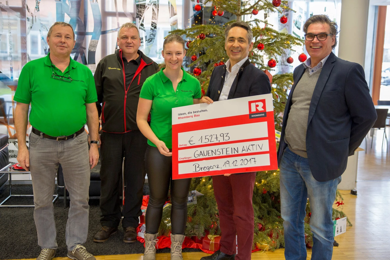 Weihnachtsengel Hubert Rhomberg (2. v. r.) und Helmut Salzgeber (r.) (beide Rhomberg Gruppe) übergaben ihre Spende an Erich Fritz, Artur Heim und Stefanie Burtscher (v. l. n. r.) von „Gauenstein Aktiv“.