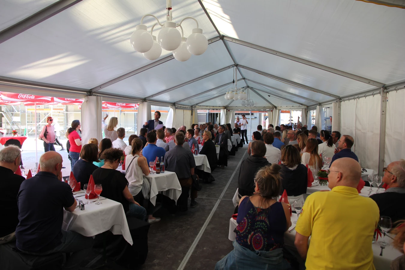 „Volles Haus“ beim Richtfest des Wohnprojekts „Atrium Wohnen“ in Kempten.