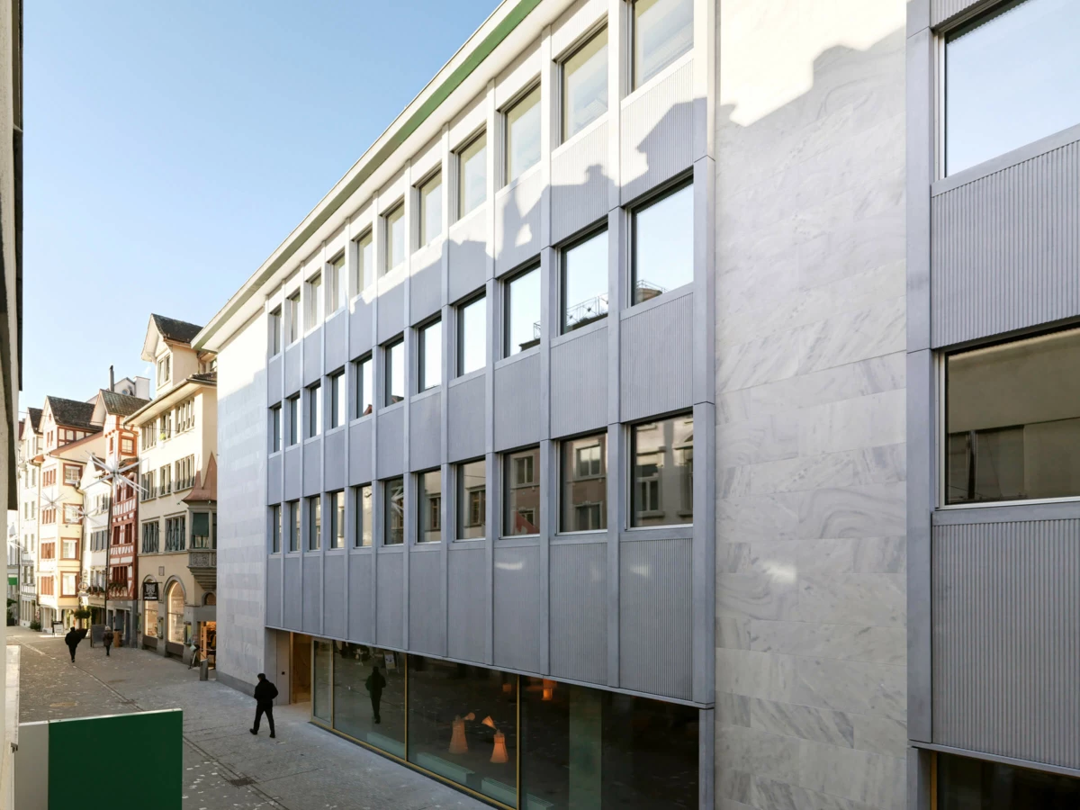 Die Außenansicht der sanierten Multergasse 11-17 in St. Gallen, mit modernem Fassadendesign und grossen Fenstern.