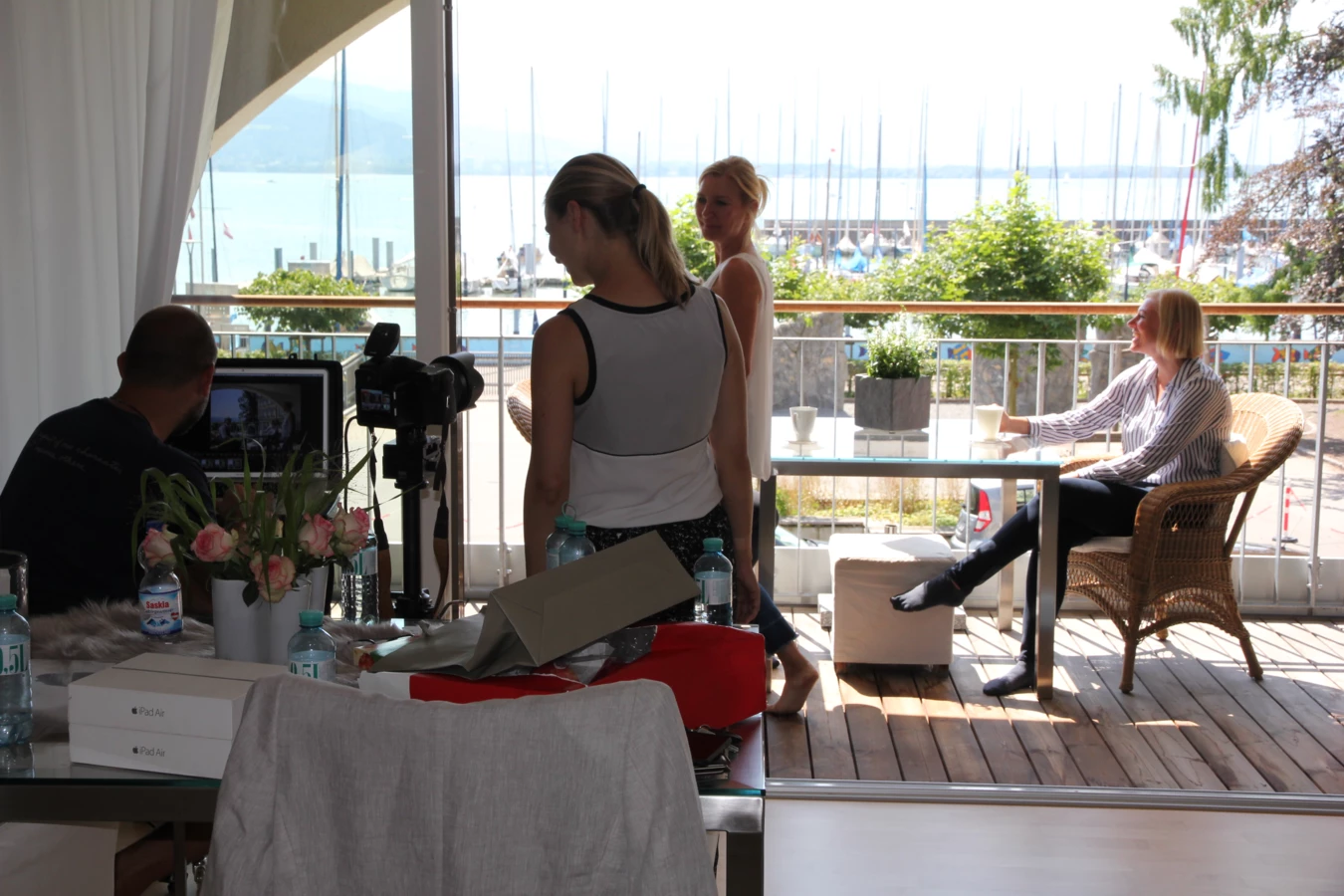 Ein Fotoshooting auf einer Terrasse mit Blick auf den Bodensee, mehrere Personen und Kameraausrüstung sichtbar.