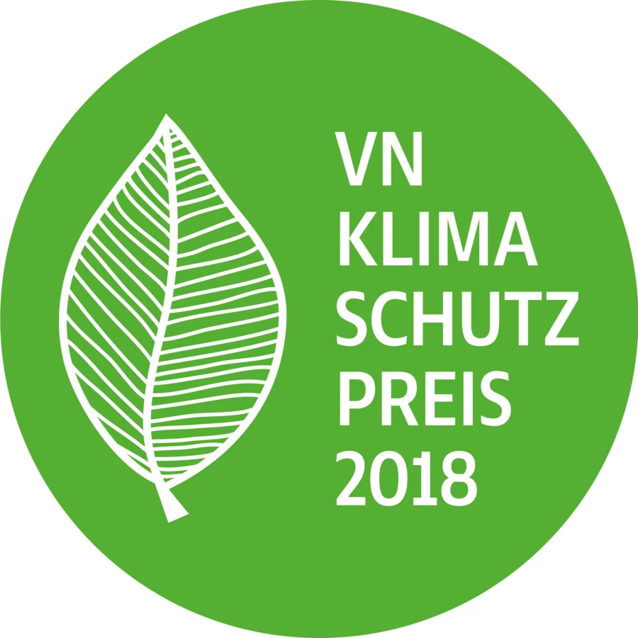 Grünes rundes Logo mit weißer Blattform und Text "VN KLIMASCHUTZ PREIS 2018"