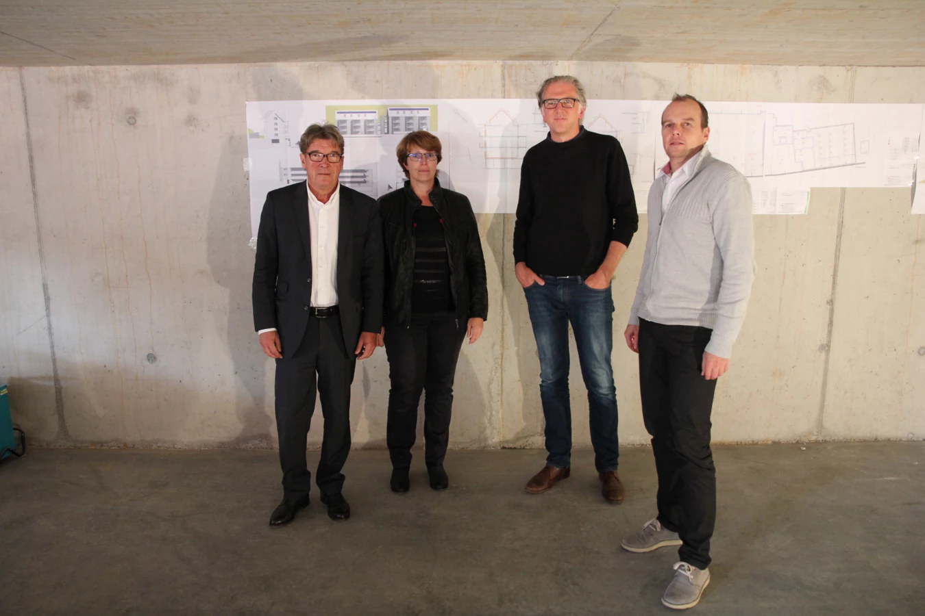 Ing. Wilhelm Muzyczyn und Alexandra Schalegg von der Alpenländischen Heimstätte gemeinsam mit Architekt Reinhard Drexel und Christian Jauk von Rhomberg Bau (v. l. n. r.) vor den Plänen des gemeinsamen Wohnbauprojekts in der Burgstraße, Hohenems.