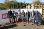 Beim Spatenstich in Feldkirch: Arch. Dipl.-Ing. Reinhard Drexel, Alexandra Schalegg (AH), Vize-Bürgermeister Wolfgang Matt, Ing. Wilhelm Muzyczyn (AH), Ortsvorsteher Peter Stieger, Ing. Christian Jauk (Rhomberg Bau) und Arch. Dipl. Ing. Evelyn Drexel (v. l. n. r.).