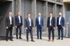 Gemeinsam mit dem vorgeschriebenen Abstand für Rhomberg Bau: Das neue Führungsteam Matthias Moosbrugger, Martin Summer, Gerhard Vonbank, Jürgen Jussel, Tobias Vonach und Rupert Grienberger (v. l. n. r.).
Quelle: Walser Image
