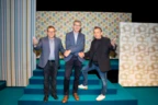 Vorhang auf für die Kulturförderung: Augustin Jagg (links) und Hubert Dragaschnig (rechts) vom Theater Kosmos heißen Geschäftsführer Martin Summer vom Sponsor Rhomberg Bau in ihrer Mitte willkommen.