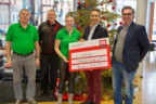 Vorzeitiges Weihnachtsgeschenk: Hubert Rhomberg (2. v. r.) und Helmut Salzgeber (r.) von der Rhomberg Gruppe übergaben ihre Spende über knapp 1 600 Euro an Erich Fritz, Artur Heim und Stefanie Burtscher (v. l. n. r.) von „Gauenstein Aktiv“.
