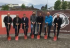 Spatenstich in Wolfurt: Vertreter von Bauherr Wohnbauselbsthilfe, Generalunternehmer Rhomberg Bau, Architekt und Gemeinde feierten den Baustart für eine neue Wohnanlage in der Lerchenstraße.