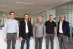 Blicken gemeinsam zuversichtlich in die Zukunft (v. l. n. r.): Die beiden Geschäftsführer von SolarImpuls, Hubert Greber und Peter Gschliesser, mit Franz Blauensteiner, Stephan Descher (beide SolarImpuls) und Matthias Moosbrugger (Rhomberg Bau). 